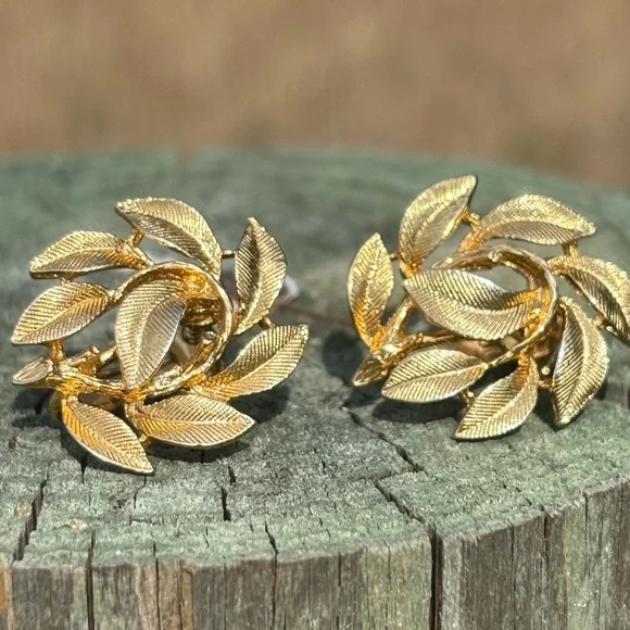 Napier Jewelry Beautiful Vintage Napier Clip On Earrings